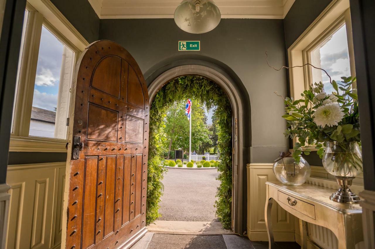 Worldhotels Distinctive Woughton House Hotel Милтон-Кейнс Экстерьер фото