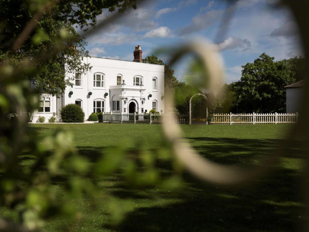 Worldhotels Distinctive Woughton House Hotel Милтон-Кейнс Экстерьер фото